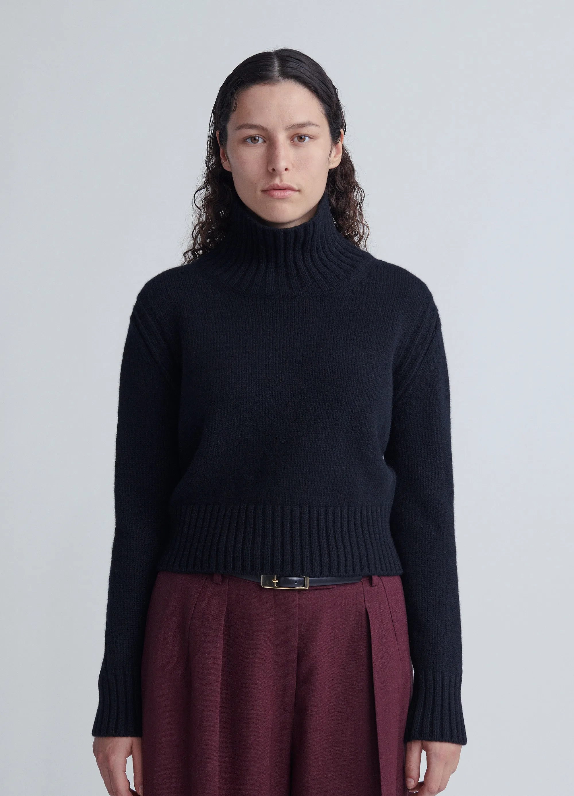 Fintra Crop High Neck in Black